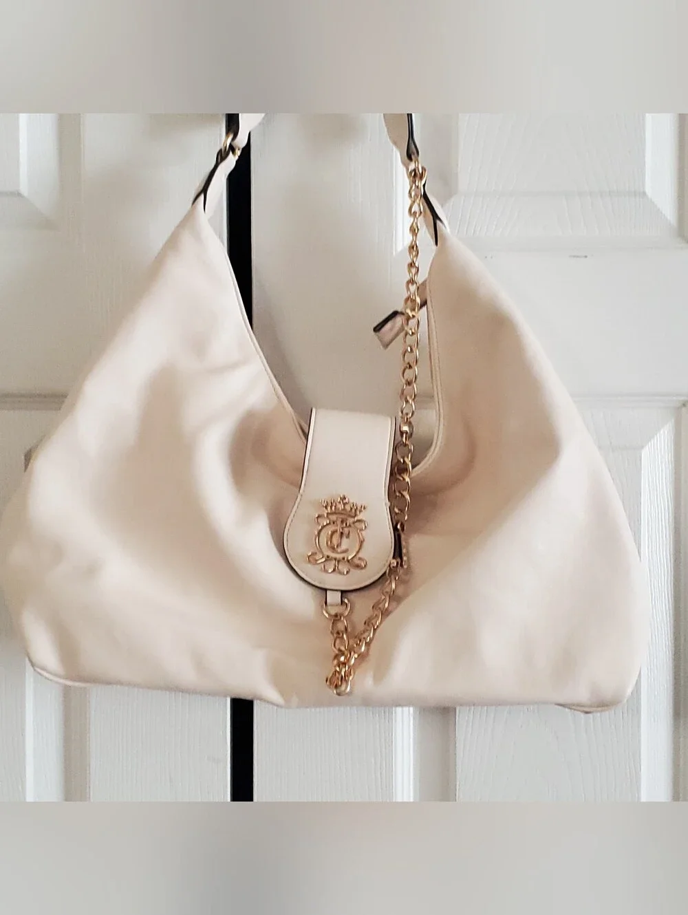 JUICY COUTURE ROYAL CREST HOBO BAG. SOFT WHITE. GOLD TONE CHAIN.